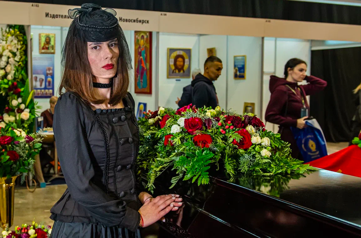 Фото Сталин в гробу, памятники Фриске и Жириновского. В Новосибирске опубликованы кадры с ритуальной выставки – 15 будоражащих кадров 2 - Сиб.ФМ Фото Сталин в гробу, памятники Фриске и Жириновского. В Новосибирске опубликованы кадры с ритуальной выставки – 15 будоражащих кадров 2